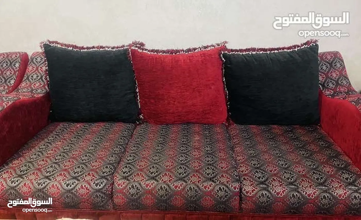 كنب تفصيل تقيل  للبيع باللون الخمري و الاسود و تسع مقاعد