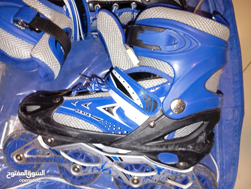بوت عجال (سكيت - skate ) مستعمل لمده بسيطه  مع شنطة السكيت  مناسب من نمره 39 - 43 / يتوسع.