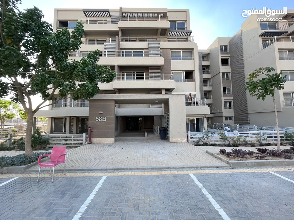 شقة لقطه بالسعر القديم للبيع 155 م باقل سعر في السوق بكمبوند Palm Hills Capital Gardens