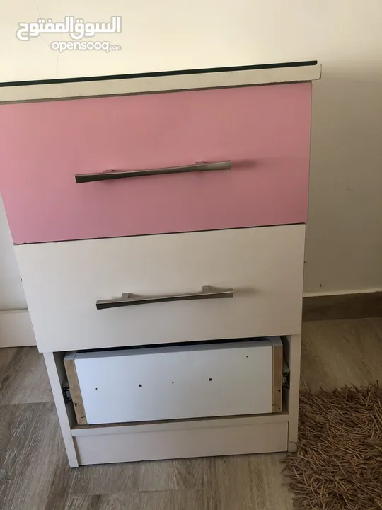 مكتب بحالة جيدة وعليه لوح زجاج