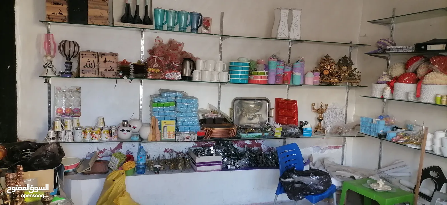 ديكور محل من رفوف سكريت وزوايا وستاندات