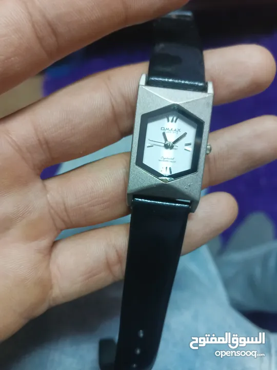 ساعة شغاله بحاجة  إلى بطاريات