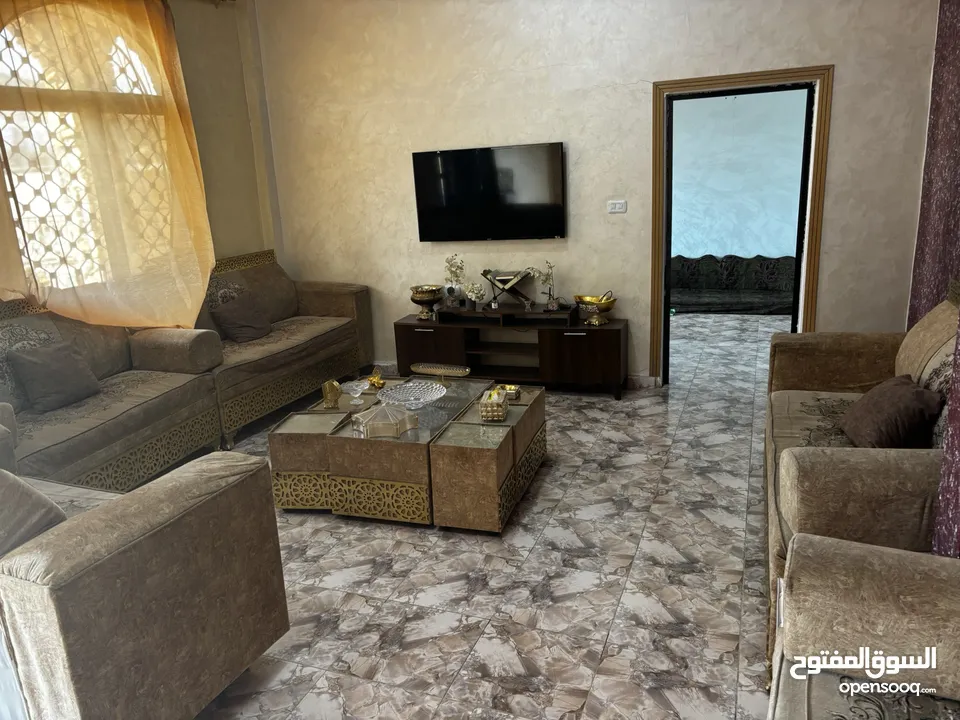 جلاية وتخت مفرد ونص وميكرويف وطقم كنب وخزانة وتخت بناتي طابقين للبيع
