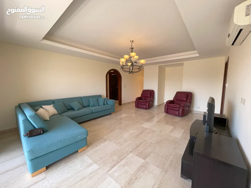 شقة مميزة للبيع في عمان- دابوق- طابق شبه ارضي مطلة