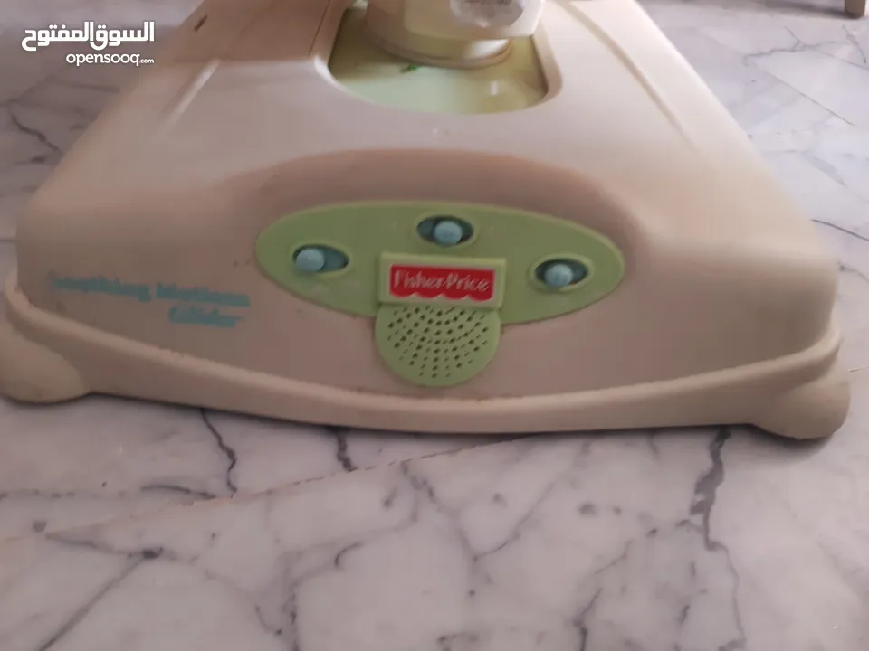تخت هزاز Fisher price يشتغل على البطاريات بحالة ممتازة وبسعر مغري للجادين
