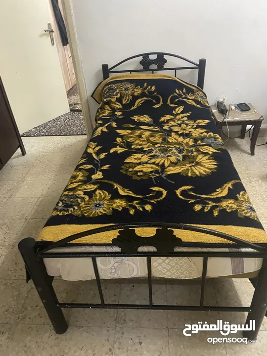 تخت حديد تفصيل مع فرشة ضغط عالي للبيع