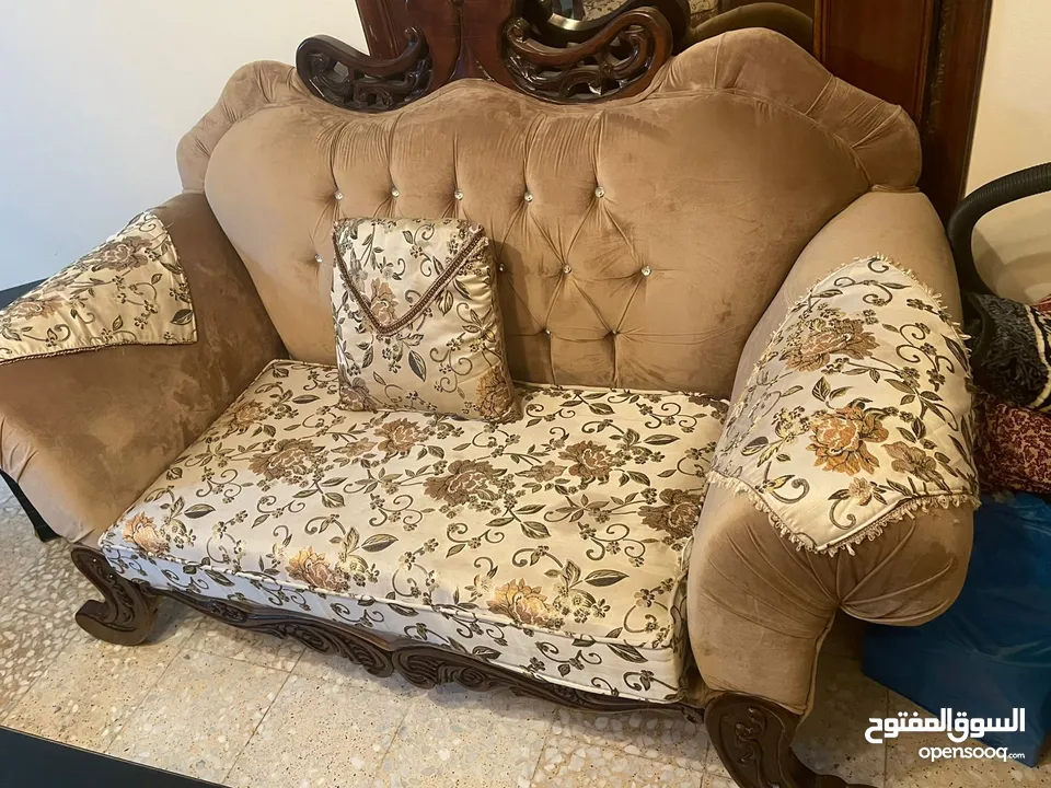 طقم كنب مع طاولة وطربيزات