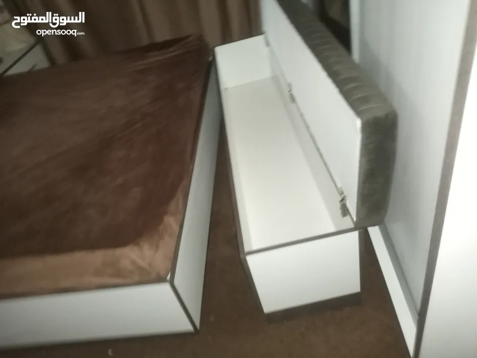 اثاث بيت كامل للبيع بداعي السفر ، استعمال سنة فقط .