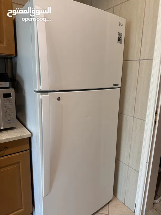 Lg big fridge with upper freezer