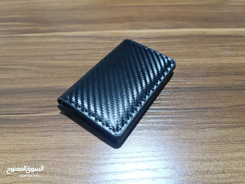 حافظة بطاقات معدن مع محفظة جلد مميزة لون اسود كاربون فايبر مميز