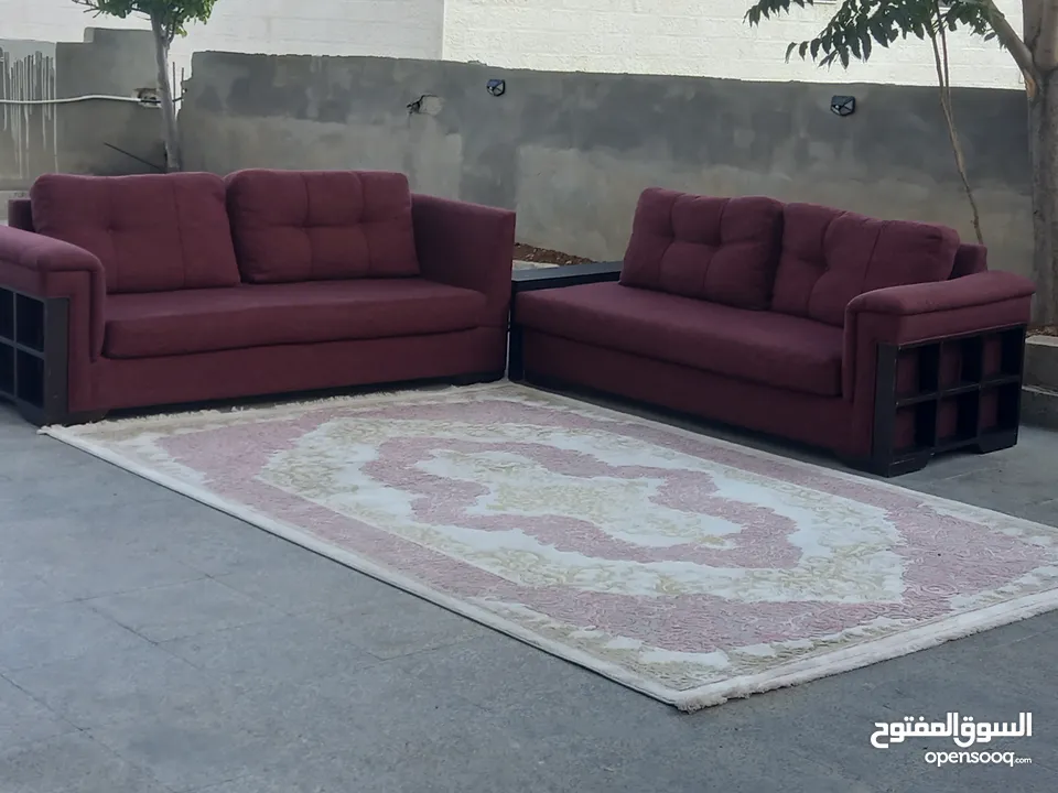 طقم كنب بحاله جيده جدا للبيع الموقع عمان الجبيهه