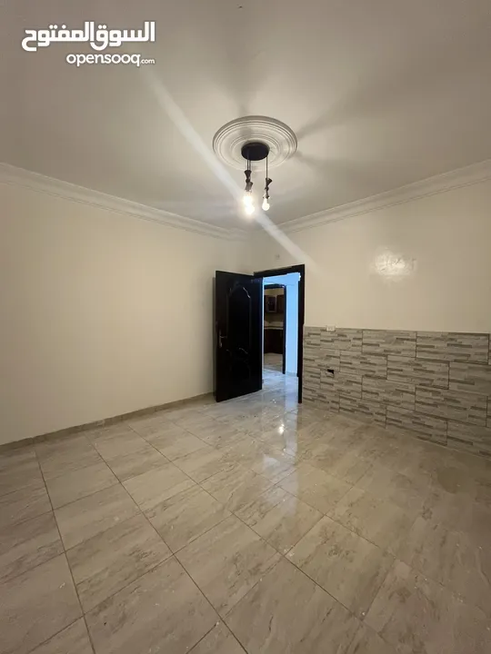 عماره تتكون من 8 شقق فاخره للبيع