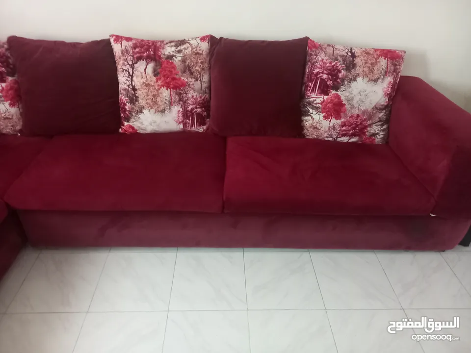 كورنر مع ثلاثية حجم كبير للبيع مع طاولة وسط