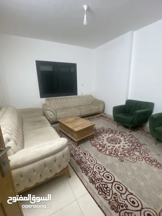 طقم كنب ابيض مع اخضرمستعمل فقط   وفي احتمال المناقشه في السعر