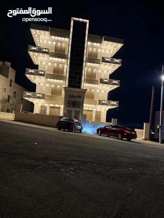 ‏بناية حديثة البناء مكونة من أربع طوابق