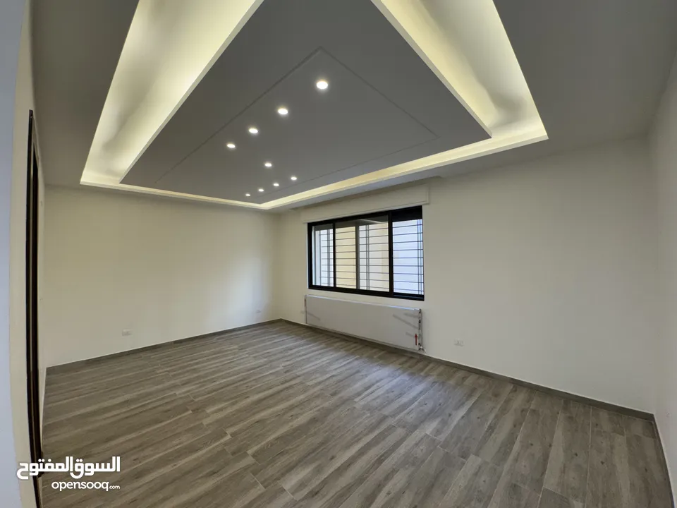 شقة مميزة باجمل مناطق النخيل مساحة 233م داخلي + 330م خارجي مع حديقة طابق شبه ارضي