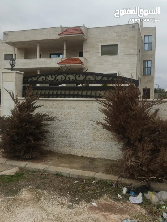 بيت مستقل  4 غرف نوم ماستر روم 4 واجهات حجر بلكونات صالات كراج خزان ماء تدفئه سور حديقه عزل اطلاله ح