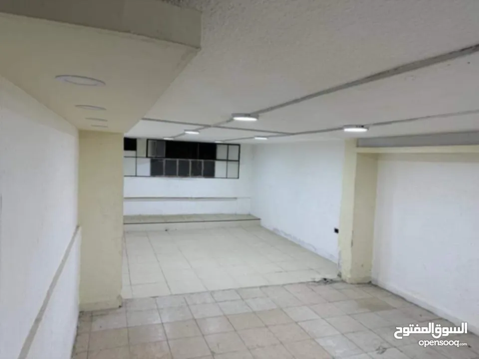 عمارة وسط السوق التجاري بين شارع السعادة وشارع الملك عبدالله