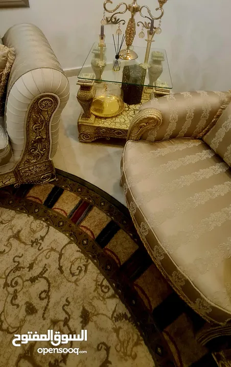 Sofa set ITALYطقم كنب ايطالي فاخر  نخب4 قطع 7   مقاعد و 4 قطع.  1 كبير + 3 طاولات ممتازة من الكويت