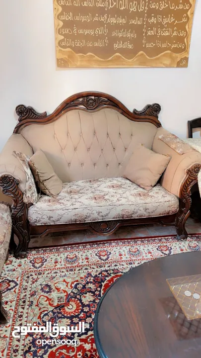 طقم كنب  7 مقاعد و طاولة سفرة و طقم  طربيزات  بحالة ممتازة