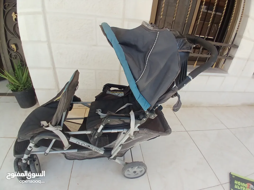 عرباية أطفال لطفلين (توأم) من شركة غراكو مستعمل  وقابل للتفاوض بشيء بسيط