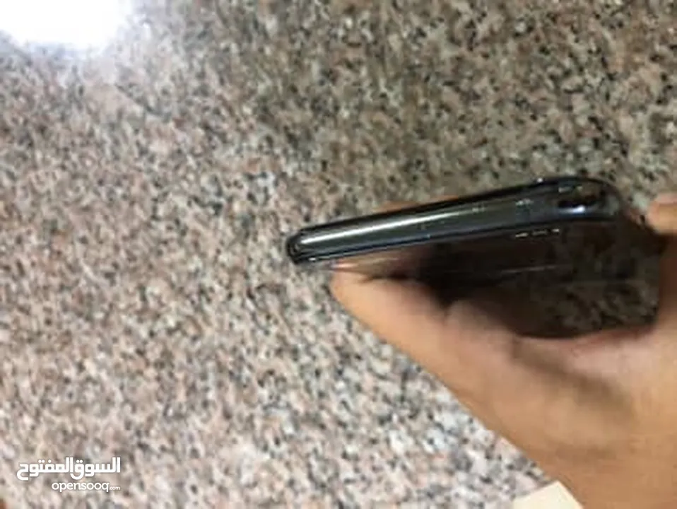 آيفون 11pro max التلفون نضيف جدا بس مغير بطاريه و الشاشه فيها شعر