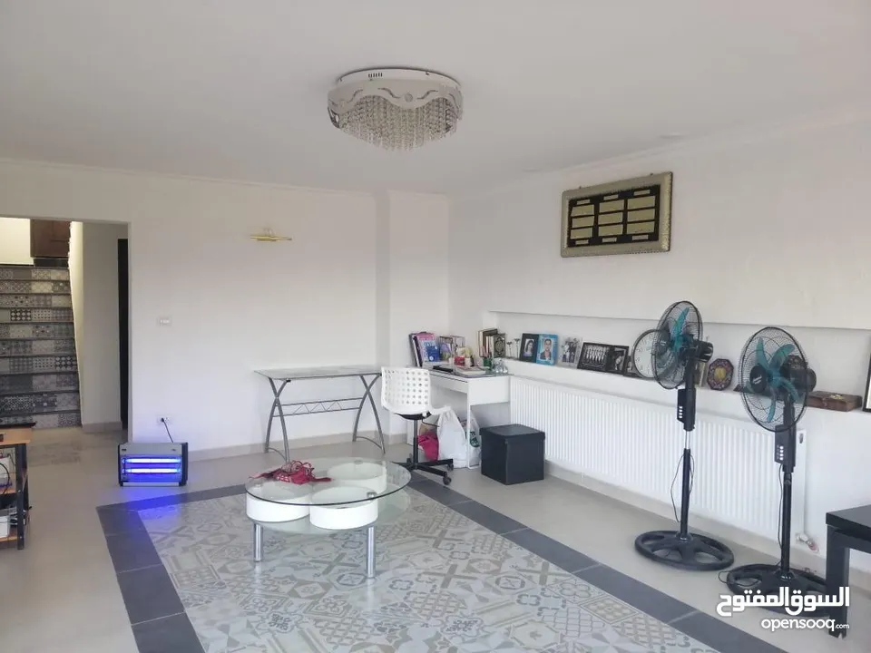 فيلا سكنيه بالسلط للبيع زي وادي الحمامرة واصل جميع الخدمات ومنطقة هادئة قريبة من الاسواق
