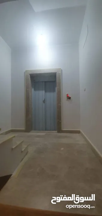 شقة صغيرة جديدة للبيع ماشاء الله في مدينة طرابلس منطقة النوفليين بعد سوق النوفليين علي يمين بالقرب م