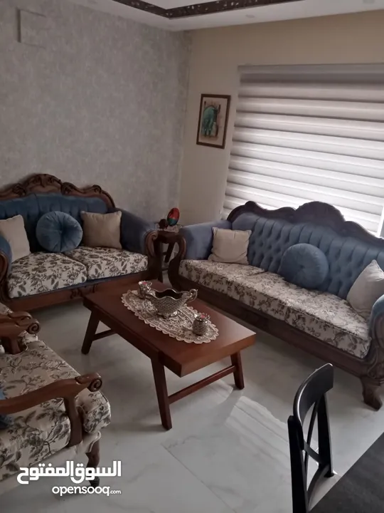 طقم كنب زان 7 مقاعد مع طاولة وسط و طاولتين جانبيات شبه جديد