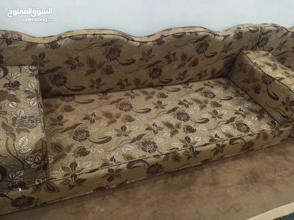 فرش عربي للبيع مستعمل خفيف بحالة الوكالة .