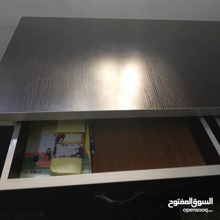 مكتب ممتاز جداً للدراسه و للكمبيوتر
