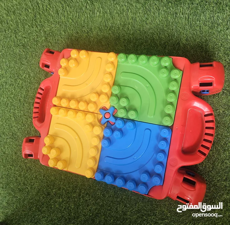 Megabloks طاولة  + بوكس بعجلات فيه عدد قطع منيح و مميزة