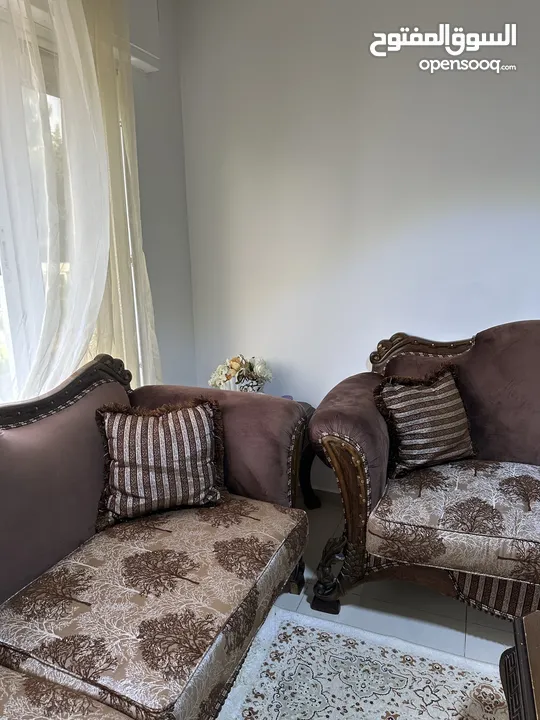 طقم كنب لون بني خشب ثقيل ومتين جدا