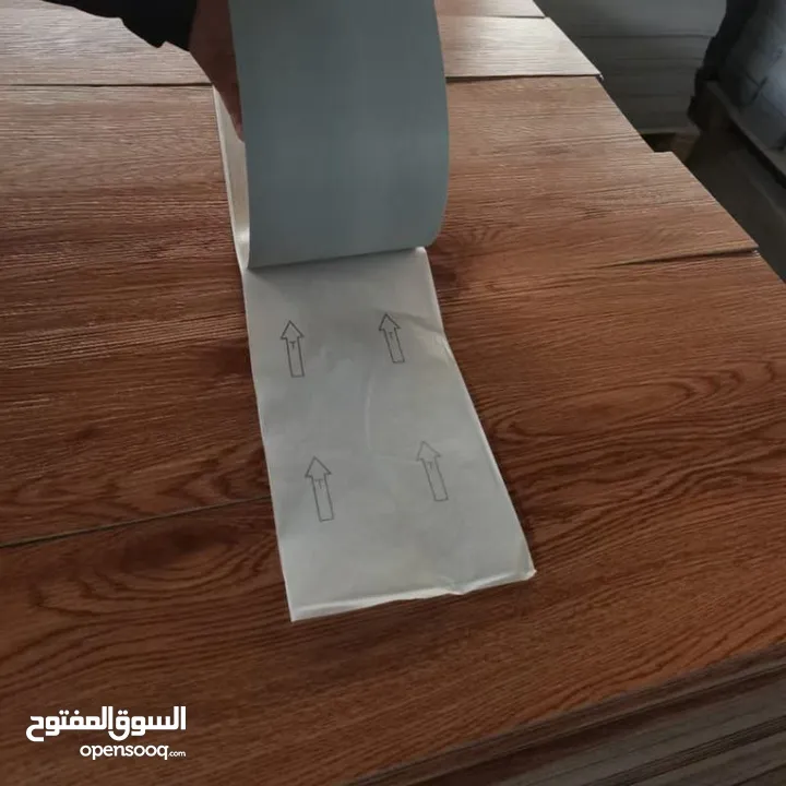 ارضيات فينيل فاخر بلصقذاتي