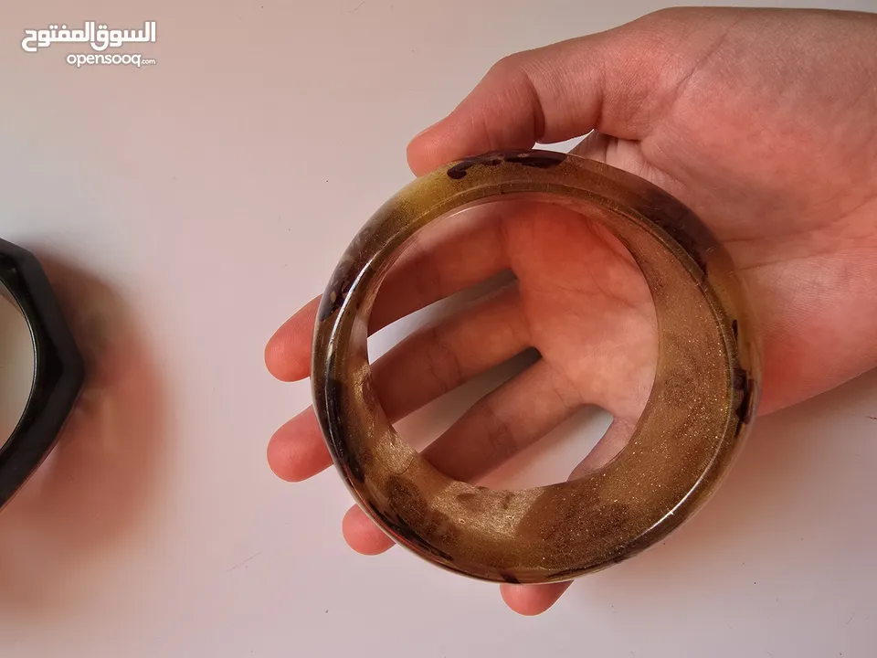 اساور زجاجية ملونة جميلة كبيرة