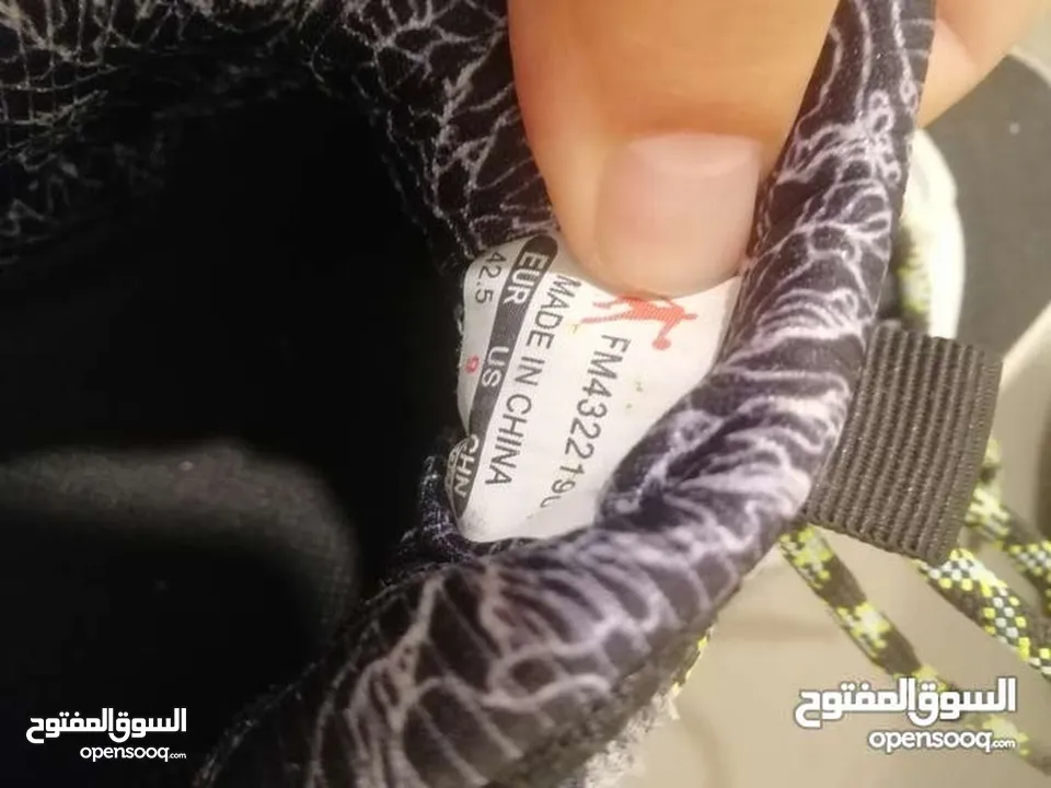 شوز نوع qiaodan اصلي نمرة 42 اشتريته ب 25 د للبيع بسعر مغري للحاجة ب 7 د لسرعة البيع ، نظيف جدا بحال