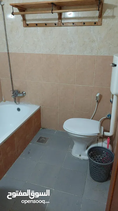شقه مقابل الاكاديميه واسعه. مطله  سكن طالبات  180م2  بسعر مناسب