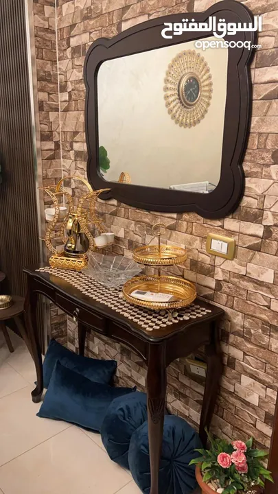 طقم كنب وطاولات وسط و بيرو استعمال قليل جدا شبه جديد ولا خدش بسعر لقطة