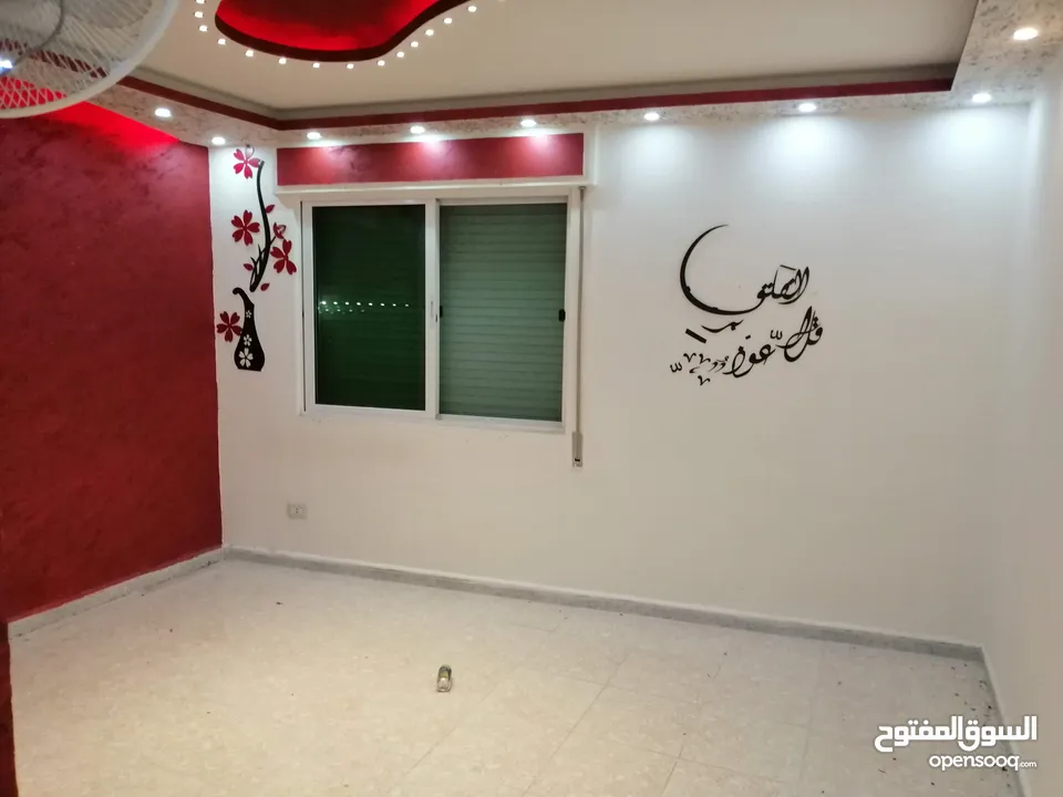 شقة للبيع في ماركا الجنوبية نادي السباق شيك المطار 3 غرف ومطبخ خشب بلوط وصالون و2 حمام وحماية راكبه