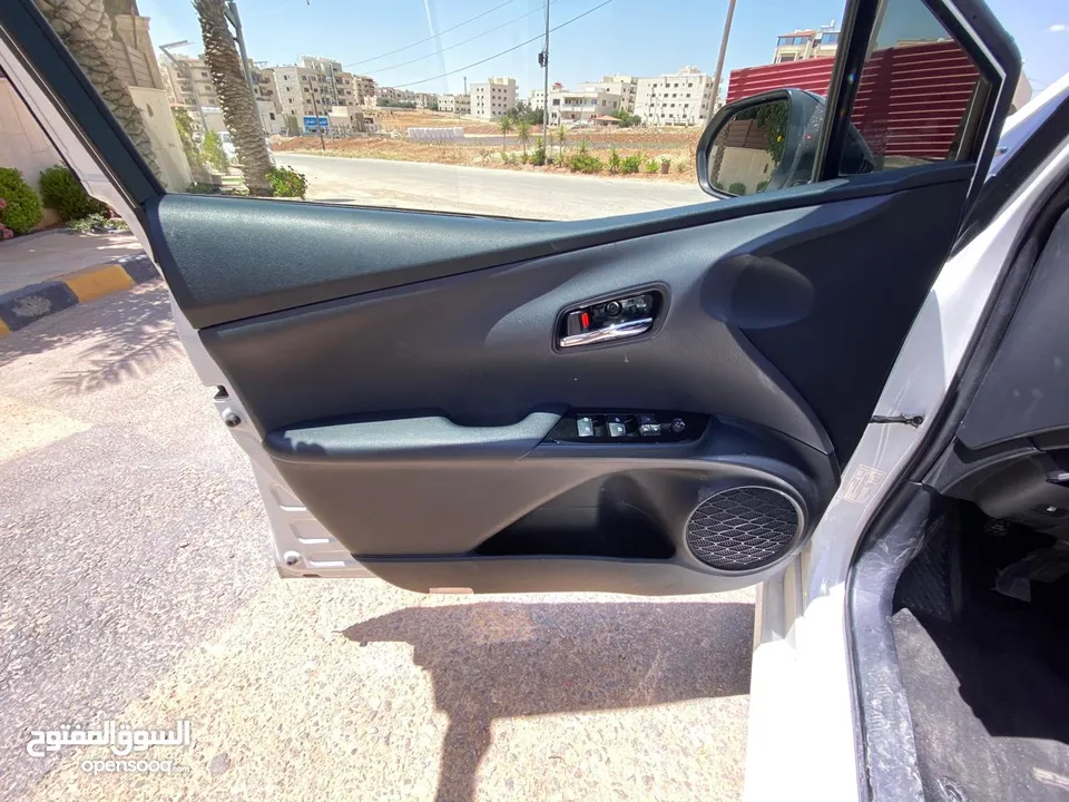 تويوتا بريوس لون ابيض لؤلؤي فحص 3 جيد بسعر مغري قابل للبدل