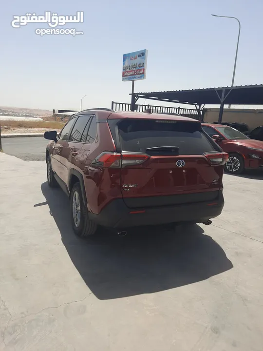 تويوتا راف فور XLE موديل 2022 لون خمري داخل جلد اسود عداد قليل
