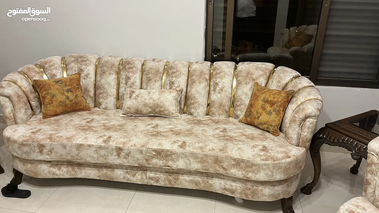 طقم كنب مستعمل بحال جديد مع طاولات