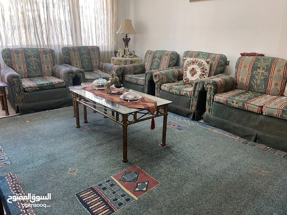 طقم كنب لغرفة الجلوس القماش نوع شنيل مع سجادة صنع بلجيكا بحاله ممتازة للبيع