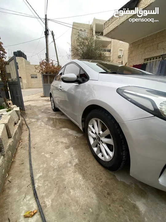 سيارة KIA K3 2017 بحالة ممتازة للبيع 1600 cc لون رمادي