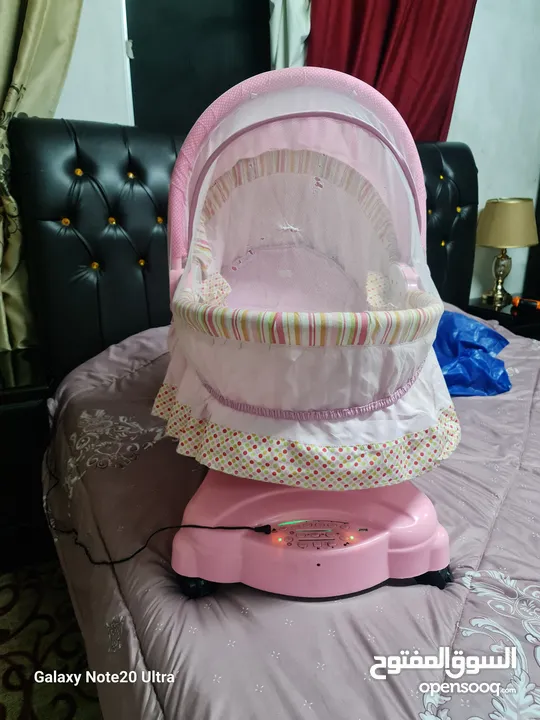 تخت بيبي هزاز  حركات  في موسيقى بركب عليه فلاشه وبنشبك عليه بلوتوث  بحالة الوكاله للبيع