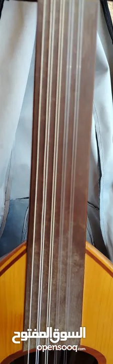 عود نظيف مخزن استخدام خفيف على مدار سنتين مع ريشه جديده و اوتار جديده واصليه لتواصل على الواتس