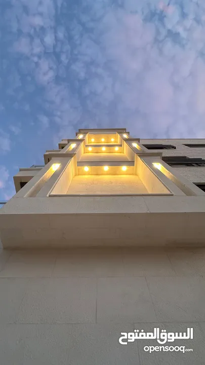 شقه فاخر جدا في اجمل مناطق الجبيهة حي المنصور المطل والرائع تشطيبات فندقية