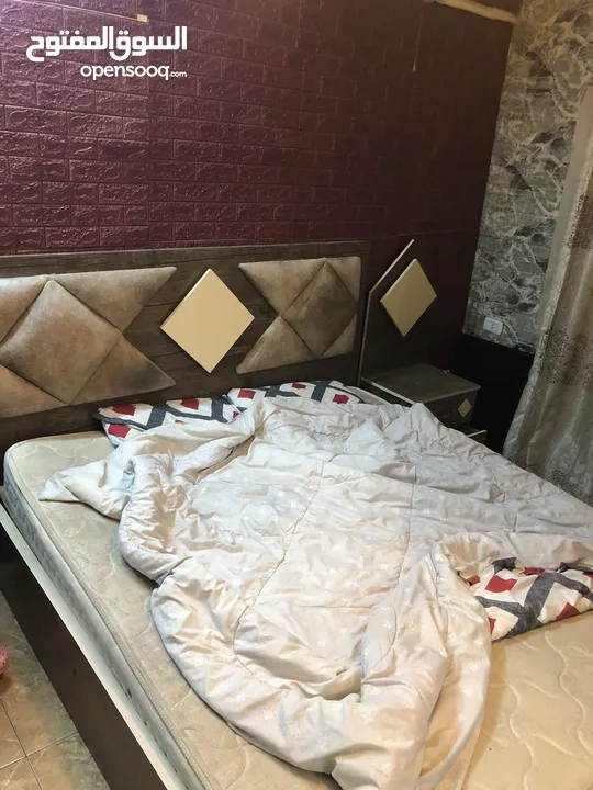 غرفة نوم مستعملة مضيئه شبه جديده