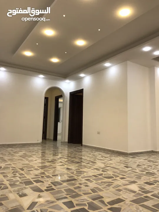 شارع الجامعة الاردنية شقة مع رووف مميزة بمساحة 230م