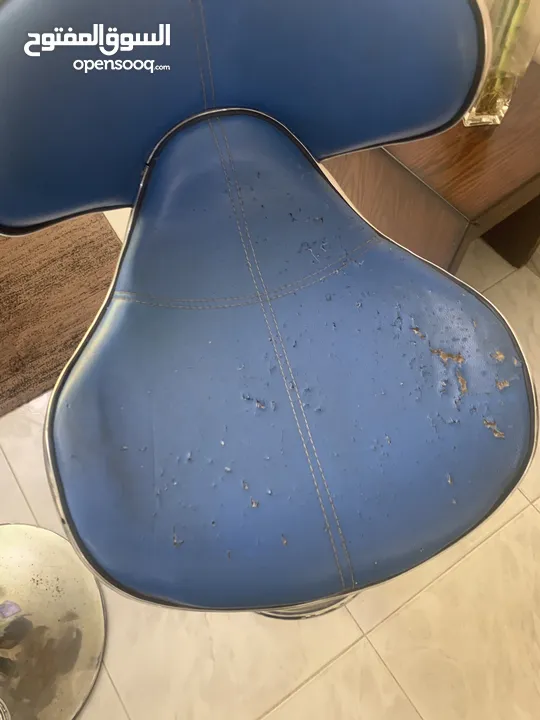 2 كراسي مطبخ وكافيها مرتبين مع مسند ظهر متين لون ازرق